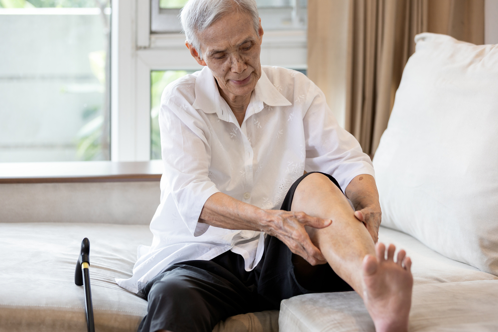 Судороги у пожилых женщин причины и лечение. Судороги в ногах у пожилых людей.